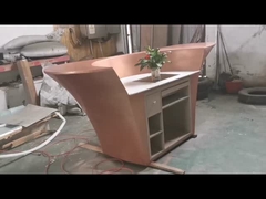 Die abstrakte Bronzeskulptur war installiert